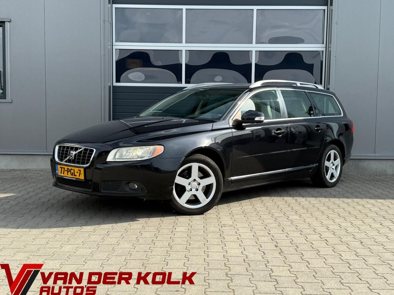 Volvo V70 - 2.4 D5 Momentum Automaat Leder Xenon Trekhaak Climate - AutoWereld.nl