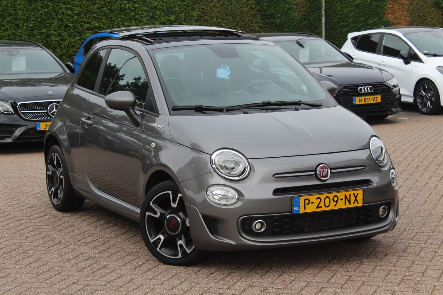 Fiat 500 - 1.0 Hybrid Sport / Panoramadak / Navigatie / Parkeerhulp achter / 16'' / Half leder / Xeno - AutoWereld.nl