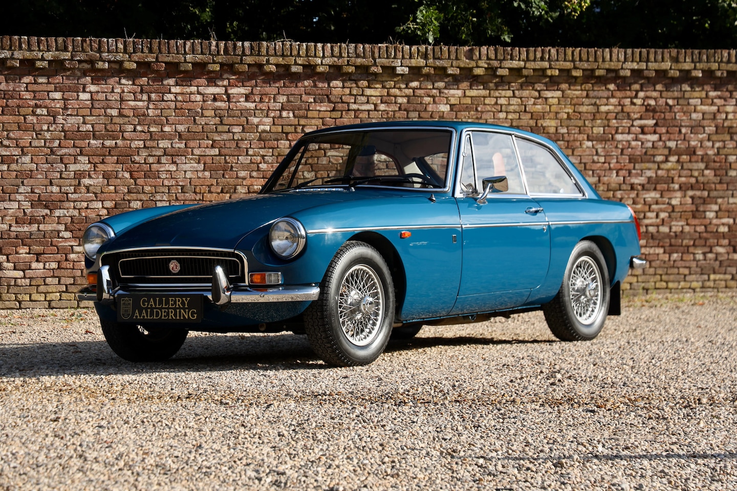 MG B type - GT Overdrive "Bare metal restoration" Fully matching numbers - from engine block to igniti - AutoWereld.nl