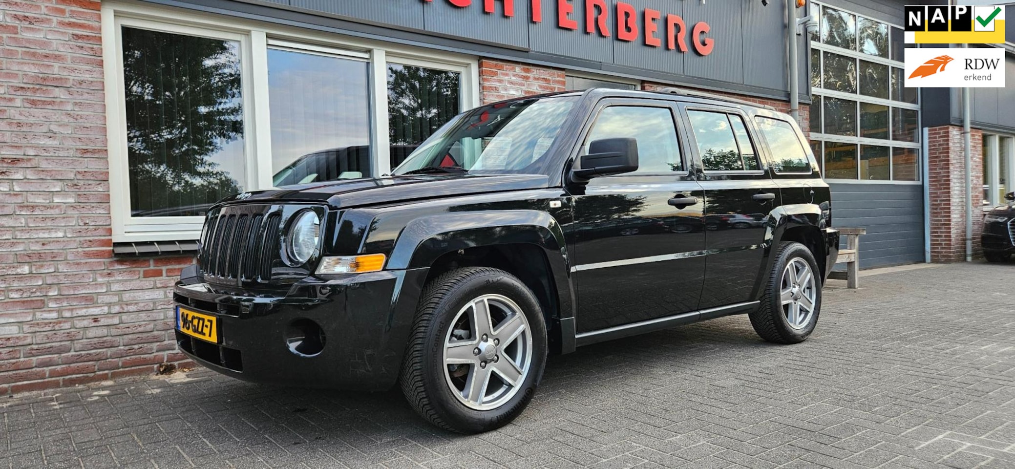 Jeep Patriot - 2.4 Sport Adventure Trekhaak! 4WD! Airco! NAP! Schuif/Kanteldak! 170PK! - AutoWereld.nl