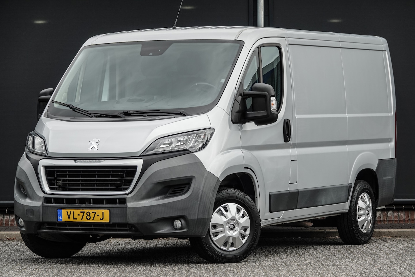 Peugeot Boxer - L1H1 2.2Hdi 110Pk | Stoel-Bank | Navigatie | Achteruitrijcamera | Trekhaak - AutoWereld.nl
