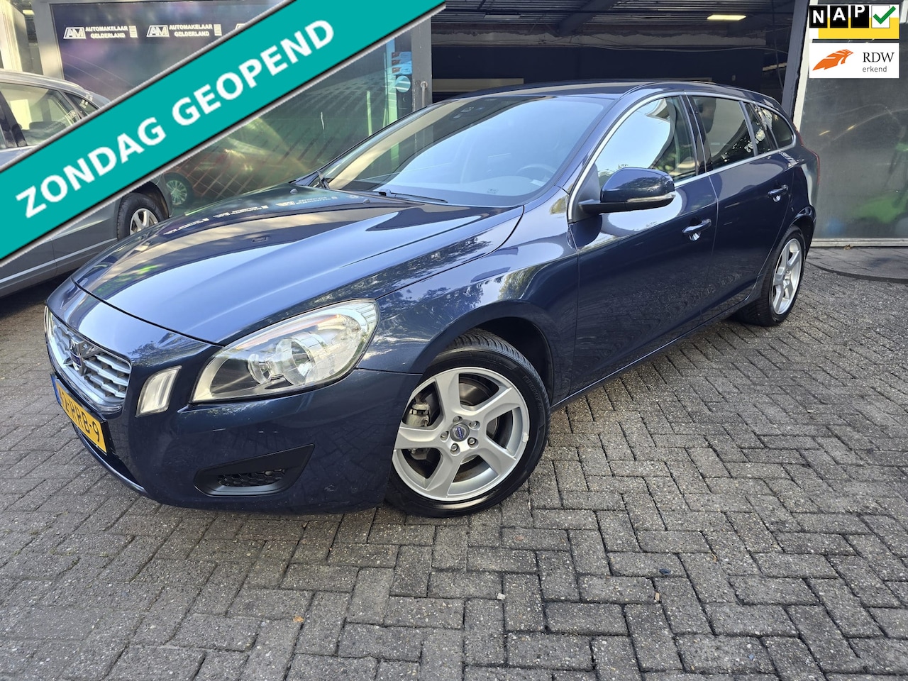 Volvo V60 - 1.6 T4 Momentum | AUTOMAAT | 1E EIGENAAR | 12MND GARANTIE | NAVI | CRUISE | - AutoWereld.nl