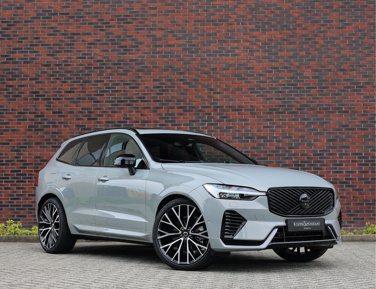 Volvo XC60 - 2.0 T8 Ultra Black Edition | Massage - luchtvering - Bow&Wil - Trekhaak VAPOUR GREY 0383 - - AutoWereld.nl