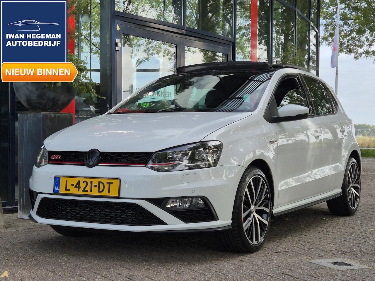 Volkswagen Polo - 1.8 TSI GTI AUTOMAAT | Panodak | Navi | ECC | PDC | Cruise Control | LM Velgen | Stoelverw - AutoWereld.nl