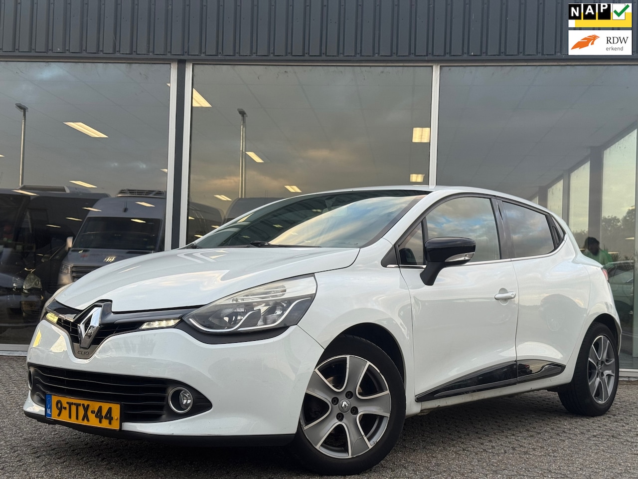 Renault Clio - 1.5 dCi ECO Night&Day LED/AIRCO - AutoWereld.nl