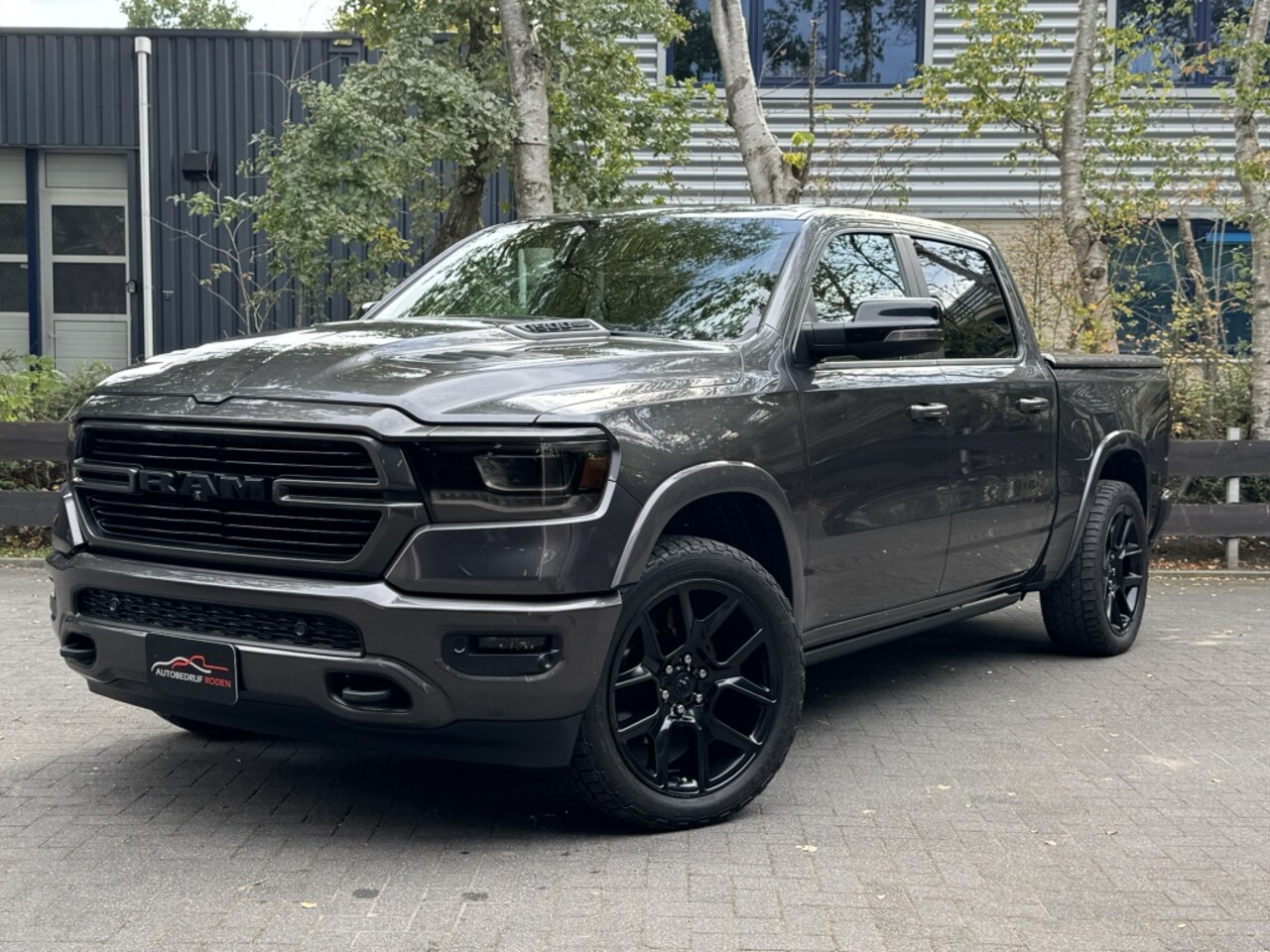 Dodge Ram 1500 - 4X4 LARAMIE SPORT NIGHT 5.7 V8 LPG NL geleverd - AutoWereld.nl