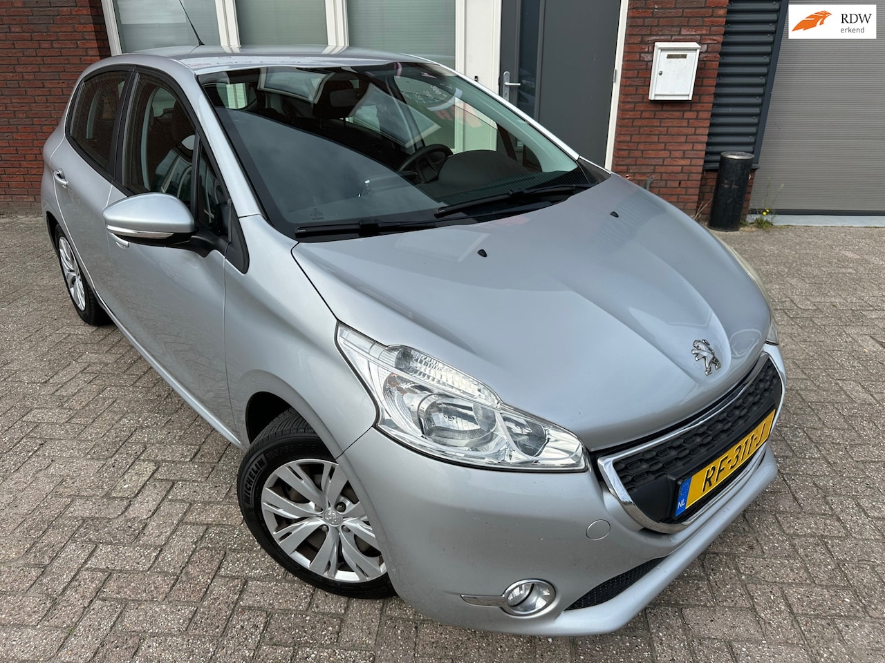 Peugeot 208 - 1.2 VTi Blue Lease Executive / PDC / Clima / Cruise - AutoWereld.nl