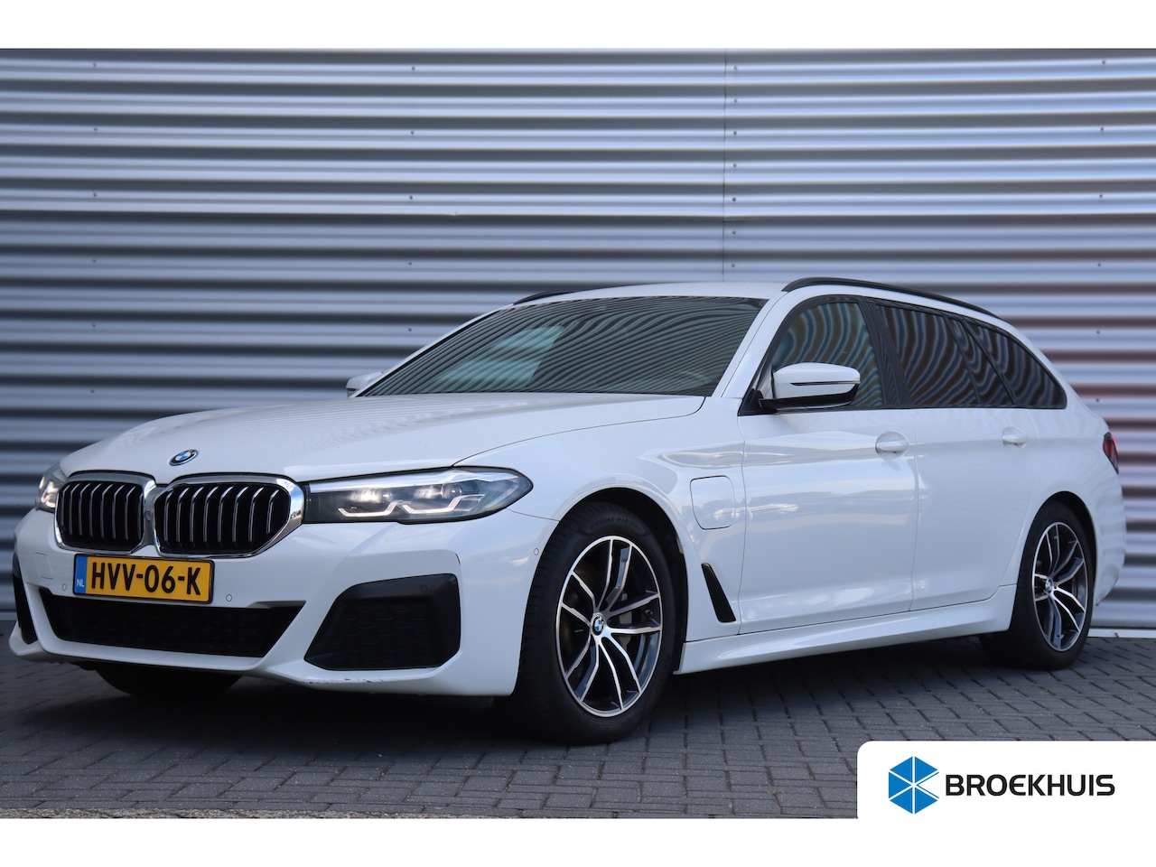 BMW 5-serie Touring - 530e 292PK X-DRIVE HIGH EXECUTIVE M-SPORT / NAVI / LEDER / FULL-LED / CLIMA / PDC / 18" LM - AutoWereld.nl