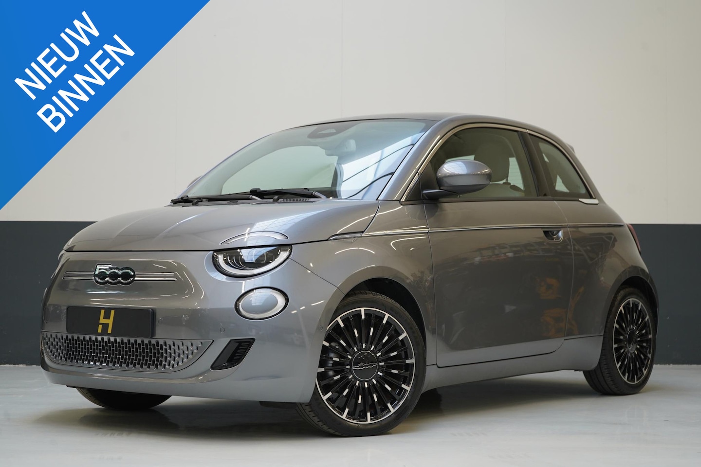 Fiat 500e - La Prima 42 kWh | Lederen bekleding | Navigatie | Achteruitrijcamera | Panoramadak | Adapt - AutoWereld.nl
