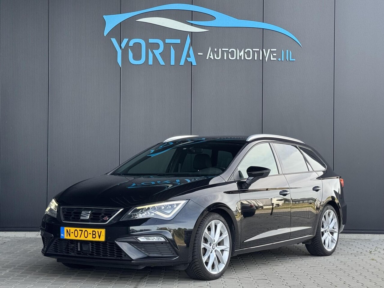 SEAT Leon ST - 1.5 TSI FR AUTOMAAT*CAMERA*TREKHAAK*CARPLAY*STOELVW - AutoWereld.nl