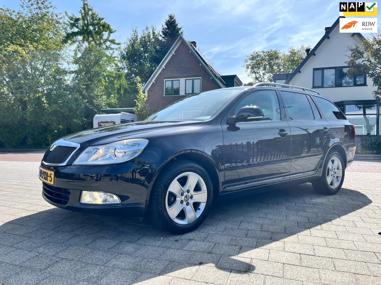 Skoda Octavia Combi - 1.2 TSI Elegance Autom Trekh Isofix Ecc Navi LM NL Auto - AutoWereld.nl