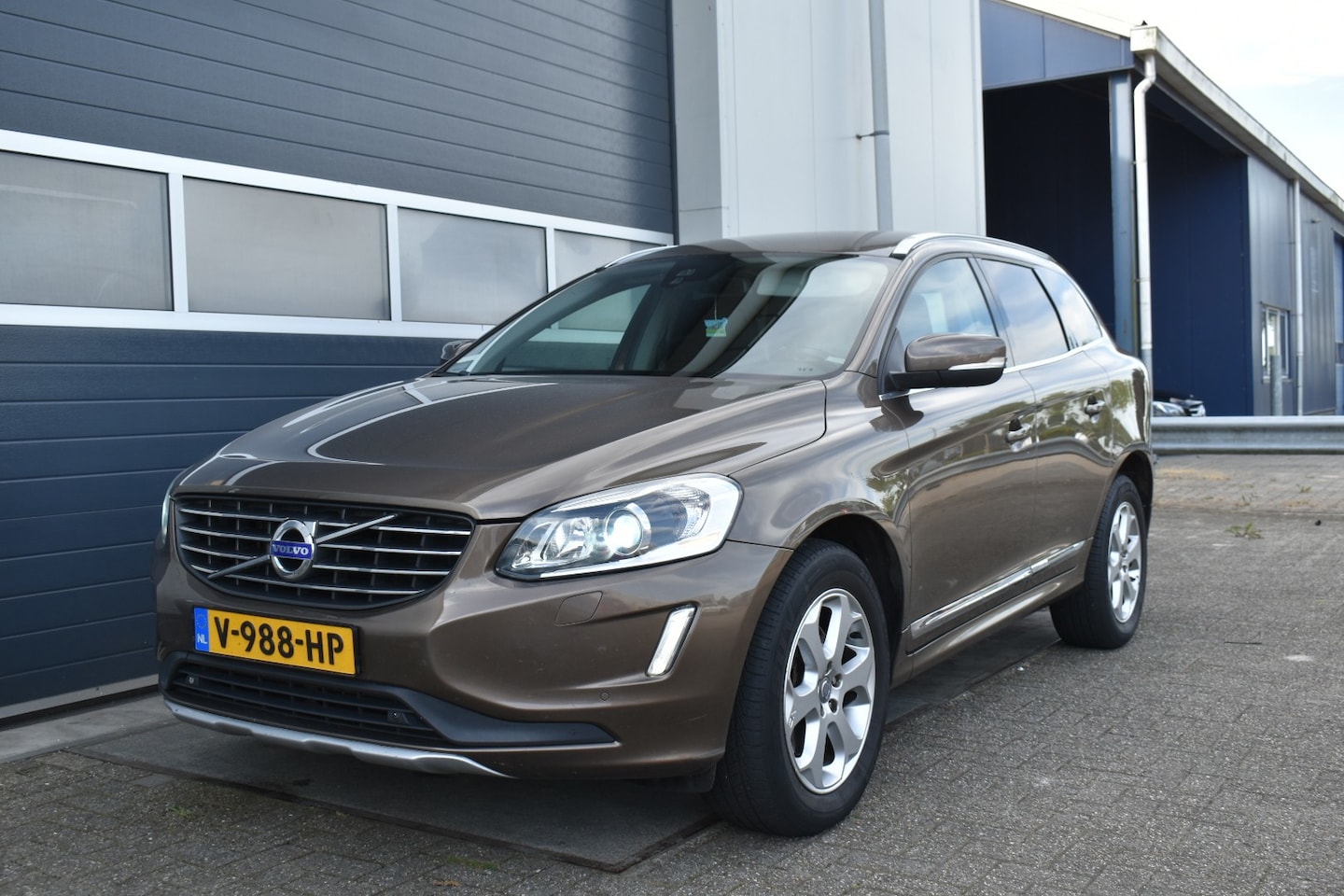 Volvo XC60 - 2.4 D5 Momentum Grijs kenteken Marge - AutoWereld.nl