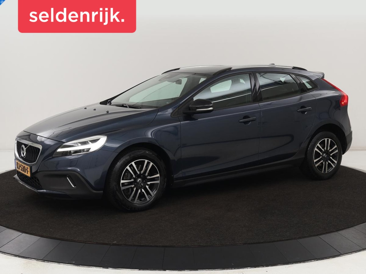 Volvo V40 Cross Country - 2.0 D3 Nordic+ | Leder | Stoelverwarming | Camera | Navigatie | Full LED | Climate control - AutoWereld.nl