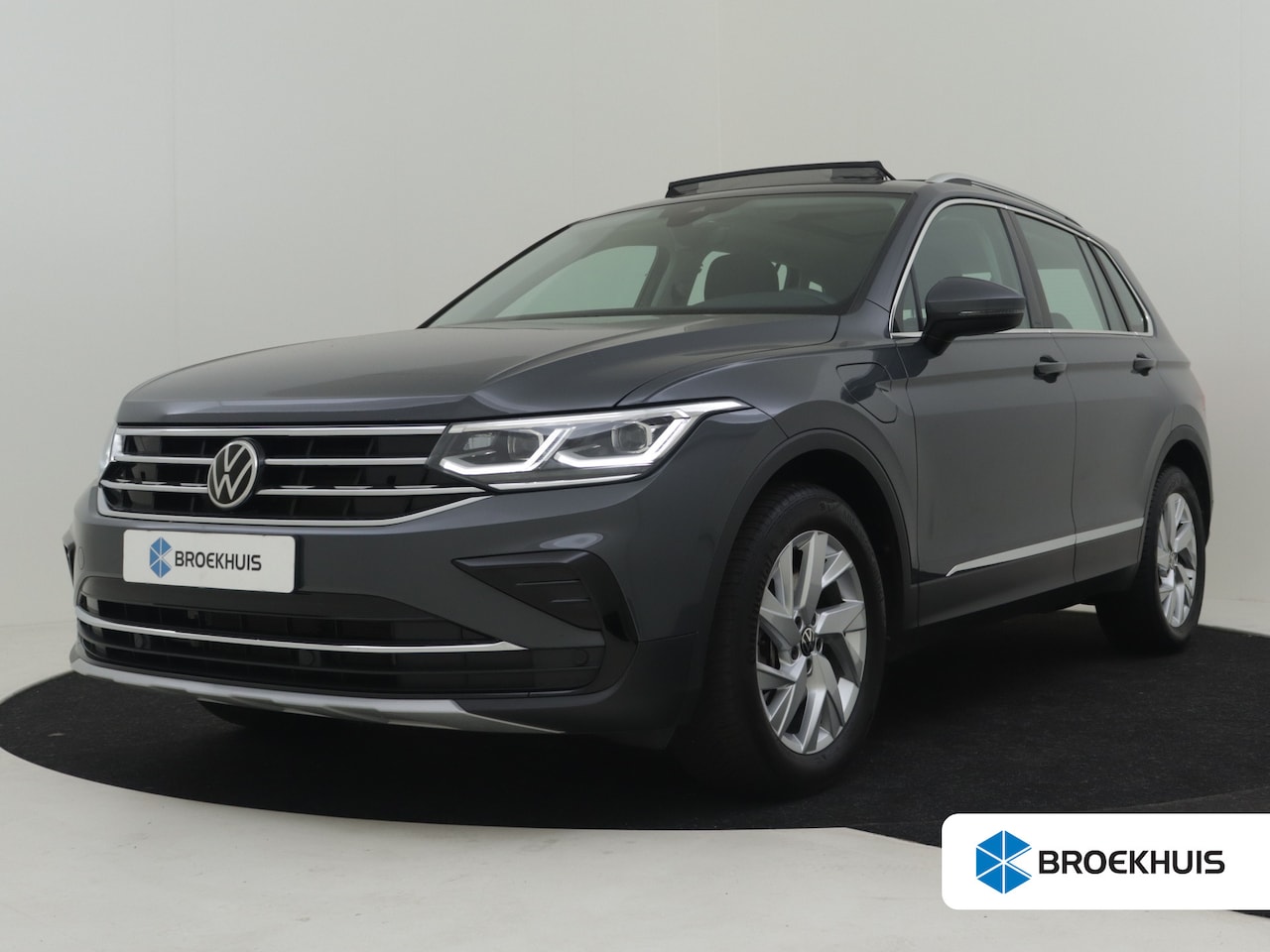 Volkswagen Tiguan - Elegance eHybrid Panorama dak | Matrix koplampen - AutoWereld.nl