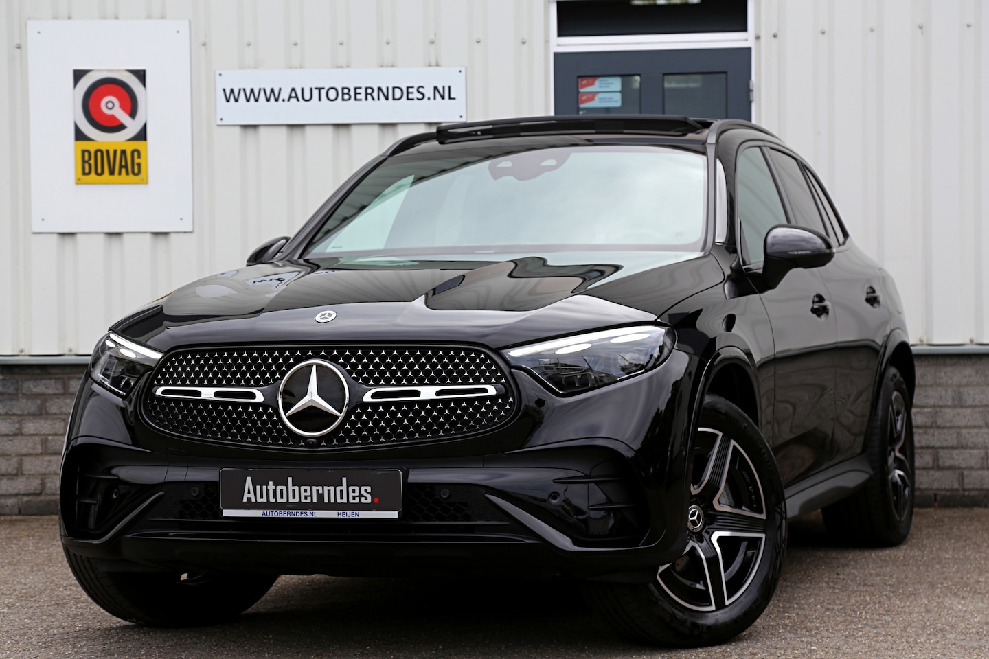 Mercedes-Benz GLC-klasse - 300e 4MATIC AMG Line Plug in PHEV*Perfect MB onderh.*Pano/Night/Elek. Trekhaak/Airmatic Lu - AutoWereld.nl
