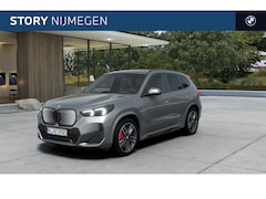 BMW iX1 - eDrive20 67 kWh M Sport / Panoramadak / Trekhaak / Sportstoelen / Verwarmd stuurwiel / Hea