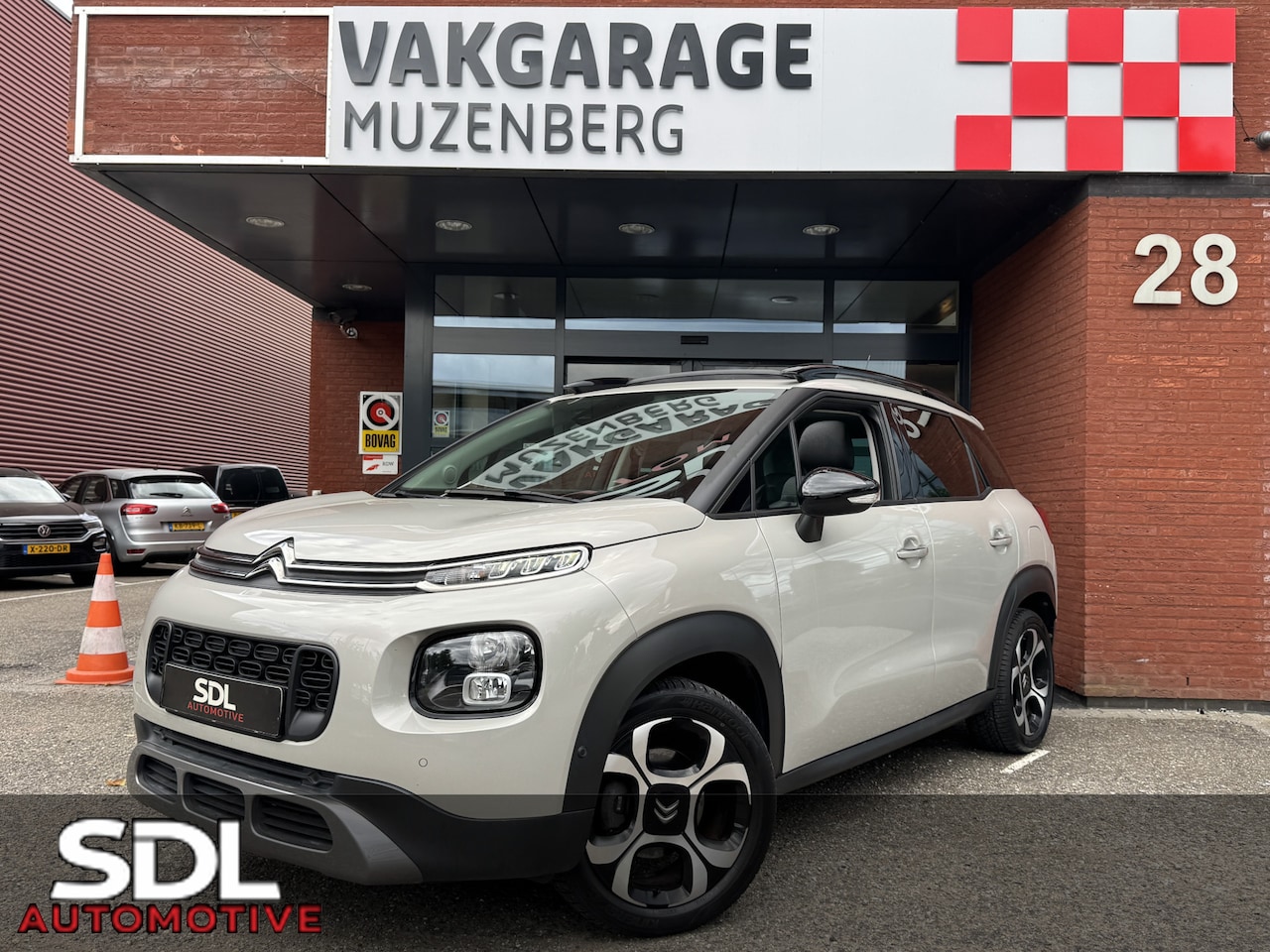Citroën C3 Aircross - 1.2 PureTech S&S Shine // PANO/SCHUIFKANTELDAK // CLIMA // CAMERA // NAVI + CARPLAY // - AutoWereld.nl