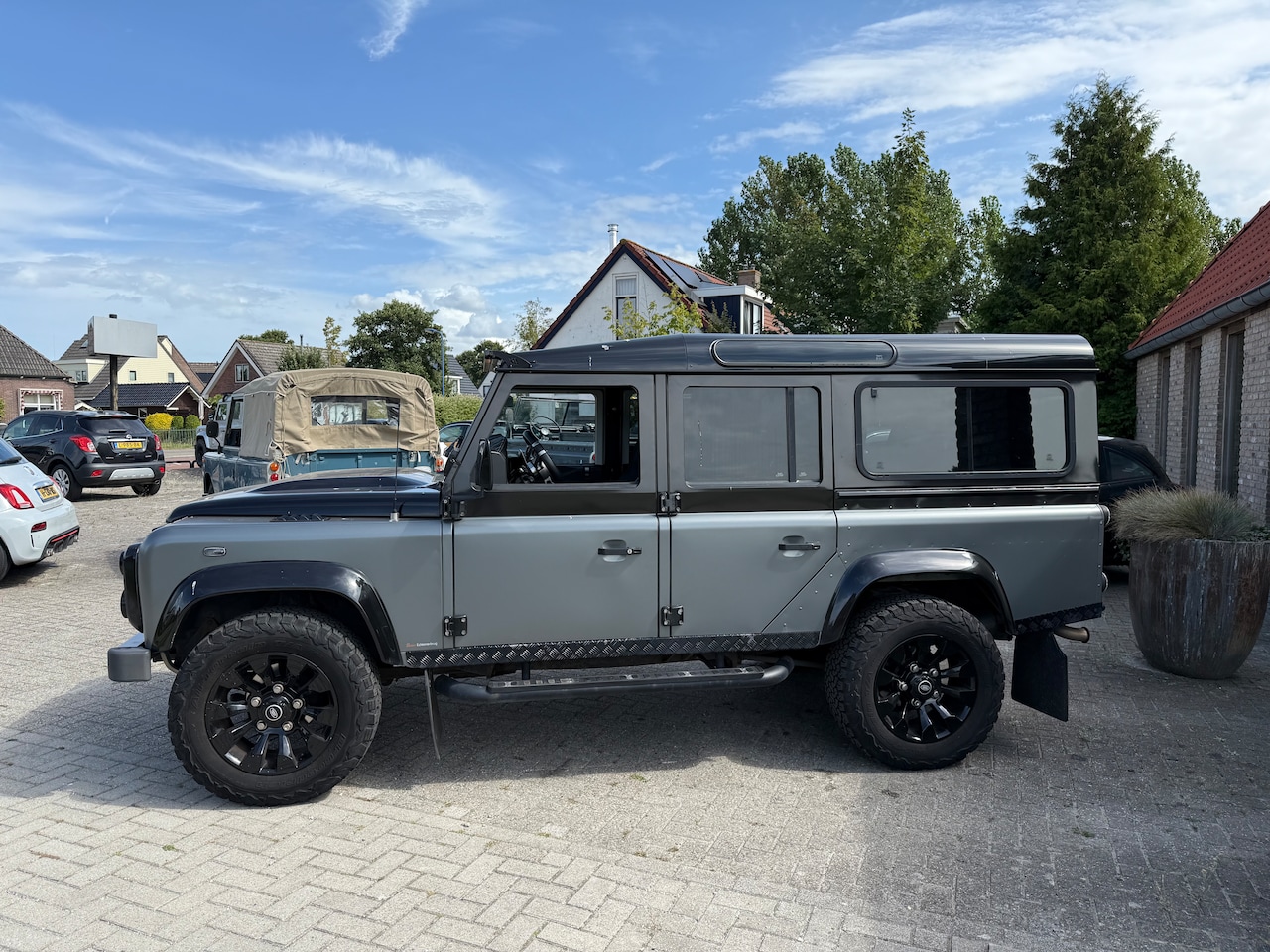 Land Rover Defender - 2.4 TD 110 SW SVX 60th Anniversary Tweede eigenaar NL auto