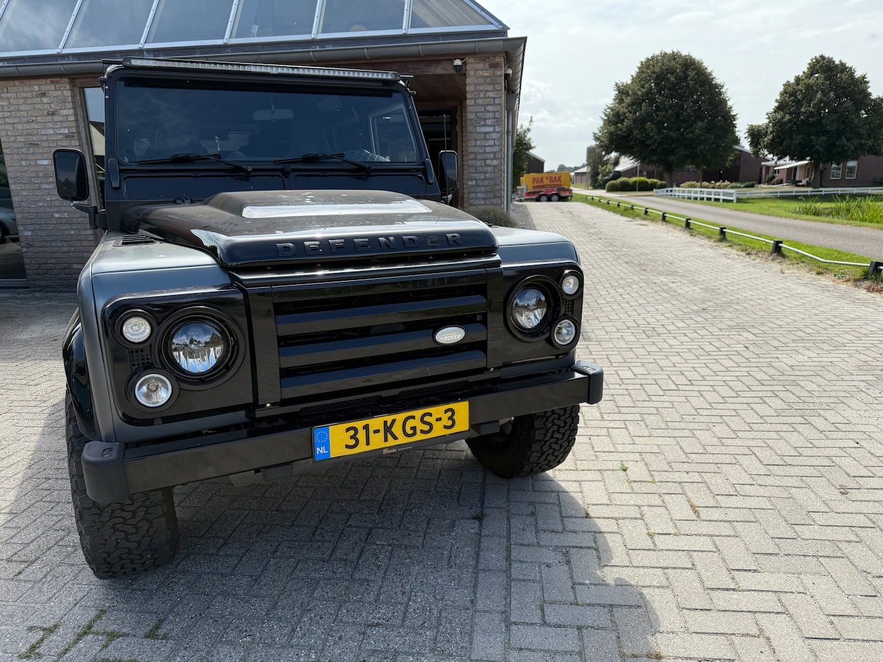 Land Rover Defender - 2.4 TD 110 SW SVX 60th Anniversary Tweede eigenaar NL auto
