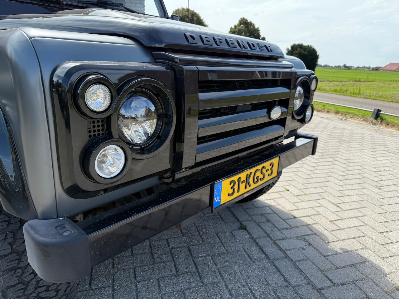 Land Rover Defender - 2.4 TD 110 SW SVX 60th Anniversary Tweede eigenaar NL auto