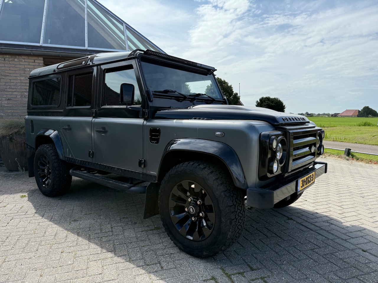 Land Rover Defender - 2.4 TD 110 SW SVX 60th Anniversary Tweede eigenaar NL auto - AutoWereld.nl