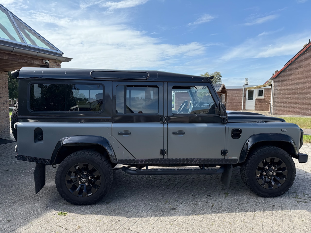 Land Rover Defender - 2.4 TD 110 SW SVX 60th Anniversary Tweede eigenaar NL auto