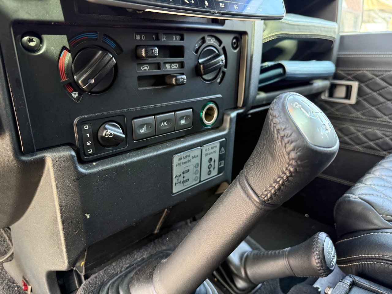 Land Rover Defender - 2.4 TD 110 SW SVX 60th Anniversary Tweede eigenaar NL auto