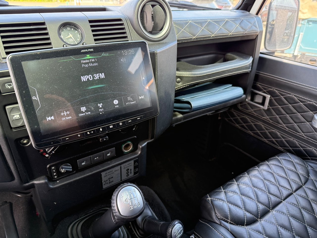 Land Rover Defender - 2.4 TD 110 SW SVX 60th Anniversary Tweede eigenaar NL auto
