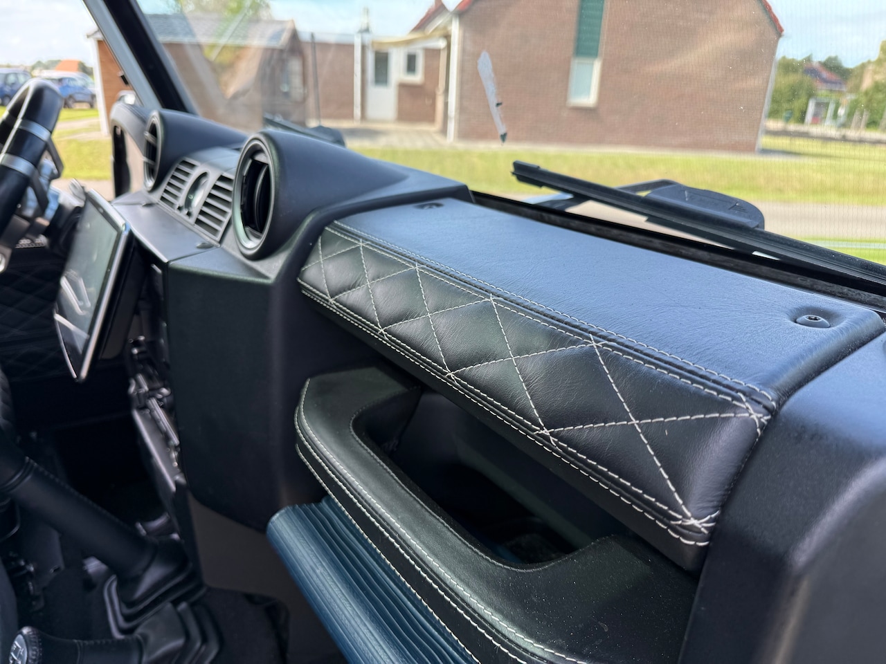 Land Rover Defender - 2.4 TD 110 SW SVX 60th Anniversary Tweede eigenaar NL auto