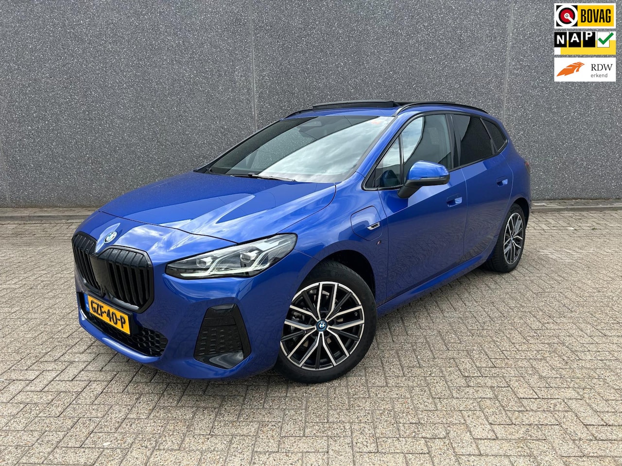 BMW 2-serie Active Tourer - 225e xDrive M-Pakket | HARMAN KARDON | TREKHAAK | PANO | BOMVOL | APK T/M 17-1-2027 | FABR - AutoWereld.nl