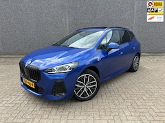 BMW 2-serie Active Tourer - 225e xDrive M-Pakket | HARMAN KARDON | TREKHAAK | PANO | BOMVOL | APK T/M 17-1-2027 | FABR