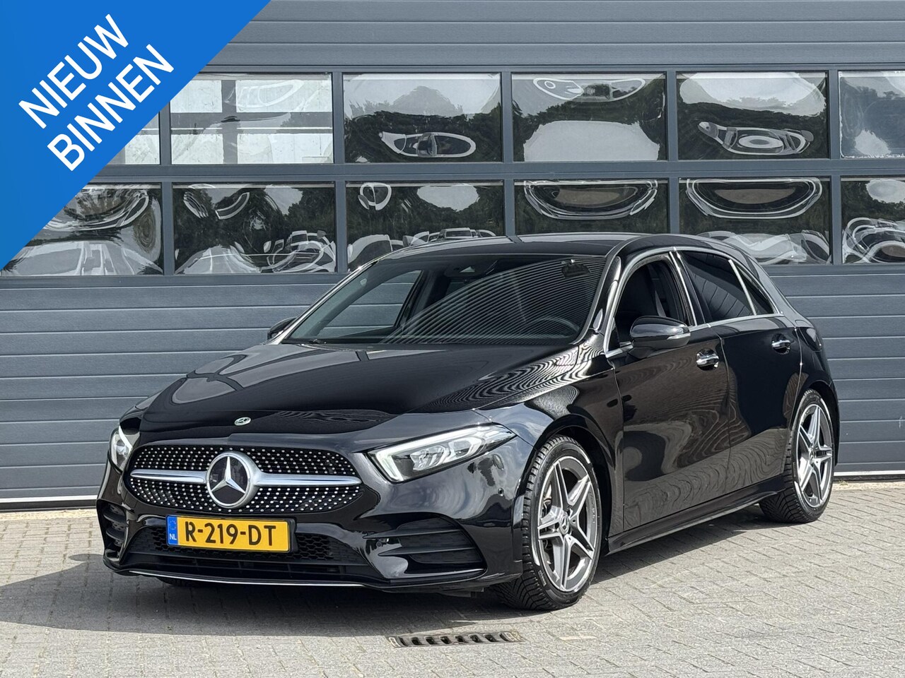 Mercedes-Benz A-klasse - 180 AMG LINE I SCHUIFDAK I SFEERVERLICHTING I APPLE CARPLAY I ACHTERUITRIJCAMERA - AutoWereld.nl