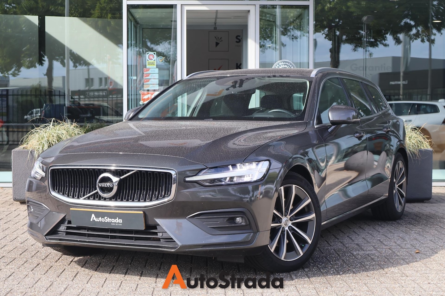 Volvo V60 - B3 Business Pro 163pk Geartronic I Navigatie I Climate I Cruise I Carplay I LED | Keyless - AutoWereld.nl