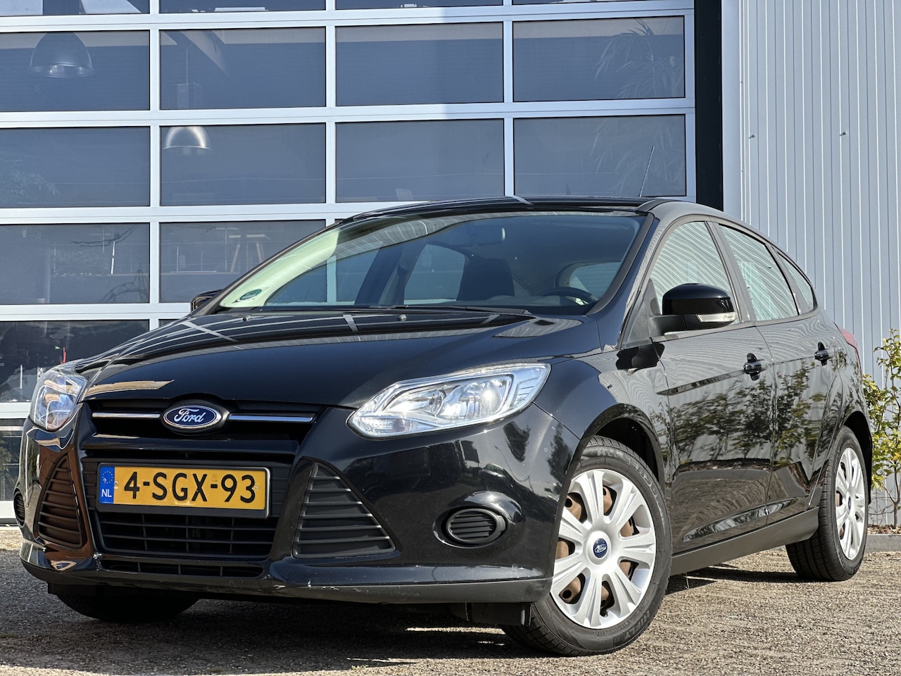 Ford Focus - 1.0 EcoBoost Trend 100PK | APK tot 27-09-2026! | Airco | Elektrische ramen voor | Isofix | - AutoWereld.nl