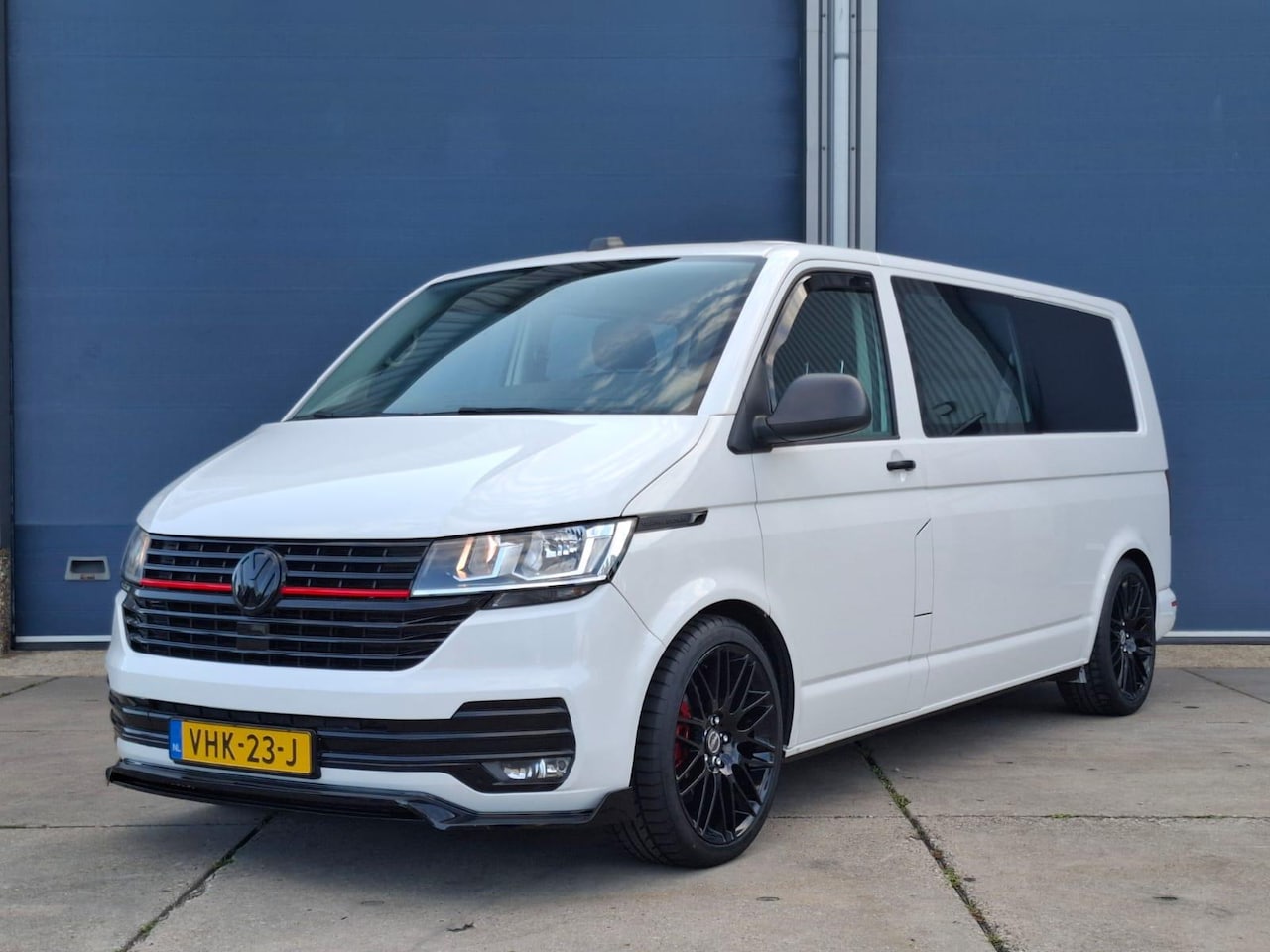 Volkswagen Transporter - 2.0 TDI L2H1 30 DC VERLAAGD / SPOILERS IN KLEUR / AIRCO / CRUISE /  DUBBEL CABINE - AutoWereld.nl