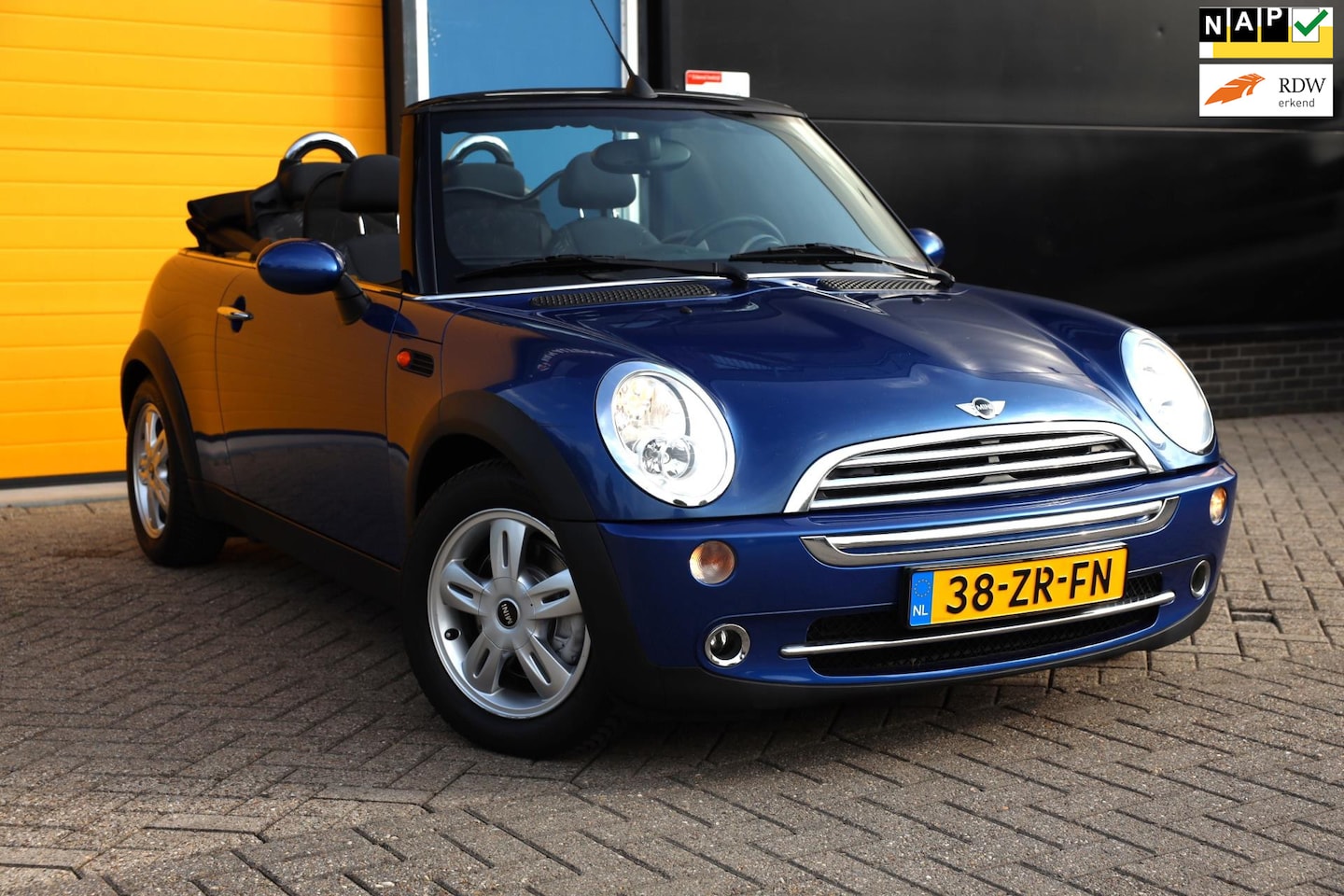 MINI Cabrio - Mini 1.6 Sport / NAP / Airco / Elek Pakket / Windscherm / Pdc / Allu Velgen - AutoWereld.nl