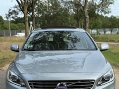 Volvo V60 - 2.4 D6 AWD Plug-In Hybrid Summum Electric Silver; sportliederen interieur; afneembare trekhaak; nieuwe APK en volledige ond