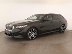 BMW 5-serie Touring - 520dA M-SPORT * LED, NAVi+, HuD, PANORAMA, 20-inch LMV, DRIV. ASS+ * 1e EIG - Ex AG - UNFA