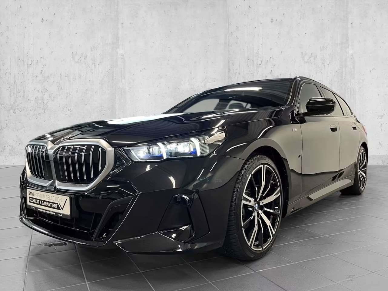 BMW 5-serie Touring - 520dA M-SPORT ** LED, NAVi+, HuD, PANORAMA, 20-inch LMV, DRIV. ASS+ ** 1e EIG - Ex BMW AG - AutoWereld.nl