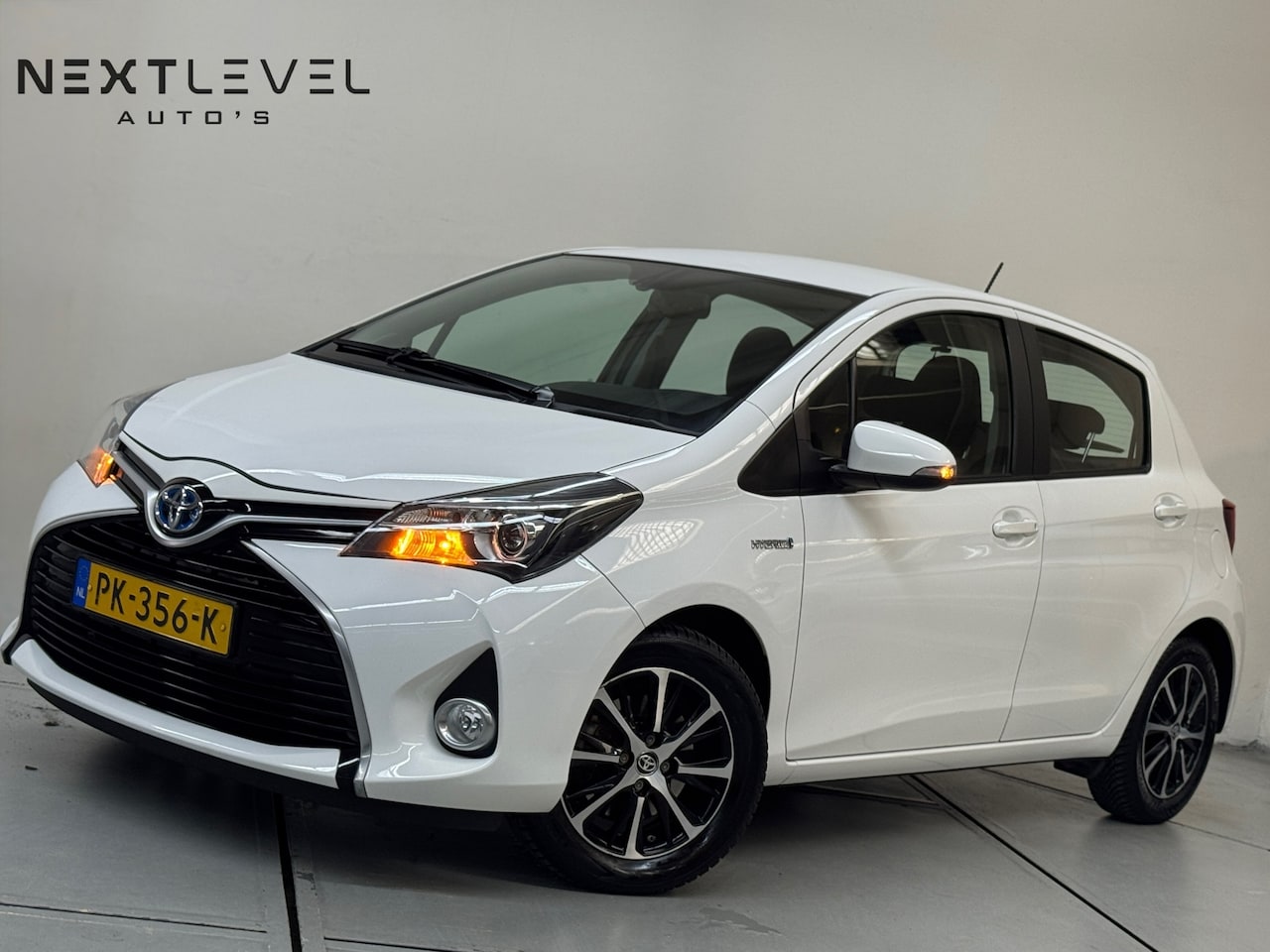 Toyota Yaris - 1.5 Hybrid Trend Bi-Tone Navigatie Camera Lm Velgen Dealeronderhouden New APk - AutoWereld.nl