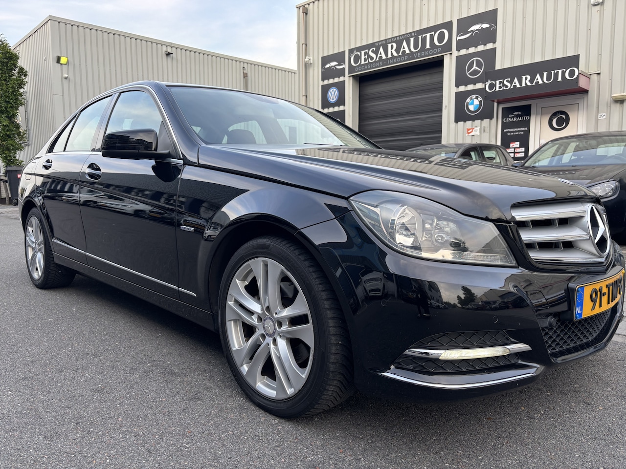 Mercedes-Benz C-klasse - 180 Premium Edition AUTOMAAT / DEALER ONDERHOUDEN - AutoWereld.nl