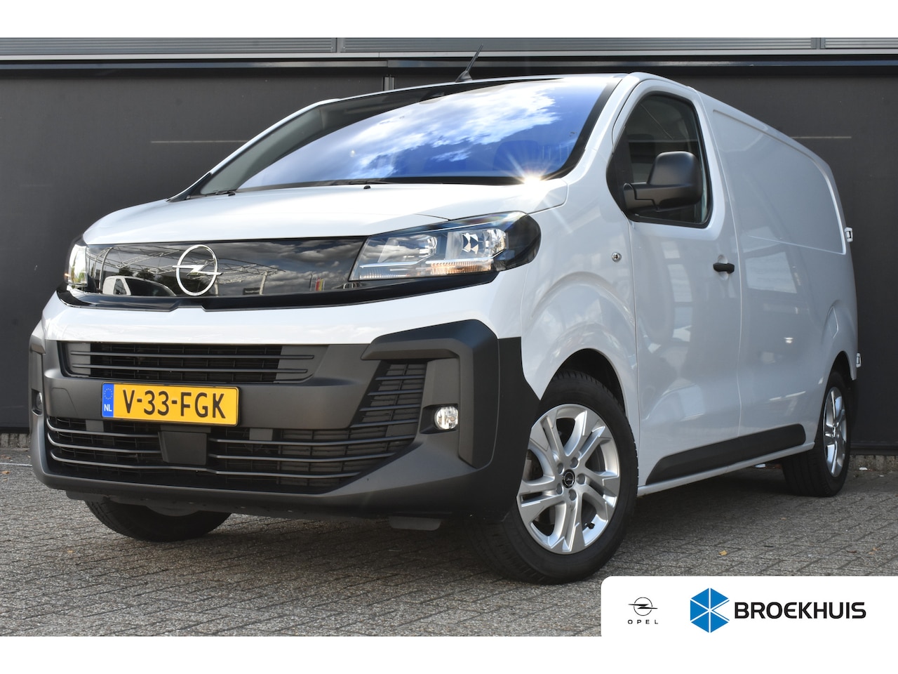 Opel Vivaro - 2.0 145pk L2 | Navigatie Pro | Afn. Trekhaak | Betimmering | 180 Camera | Cruise Control | - AutoWereld.nl