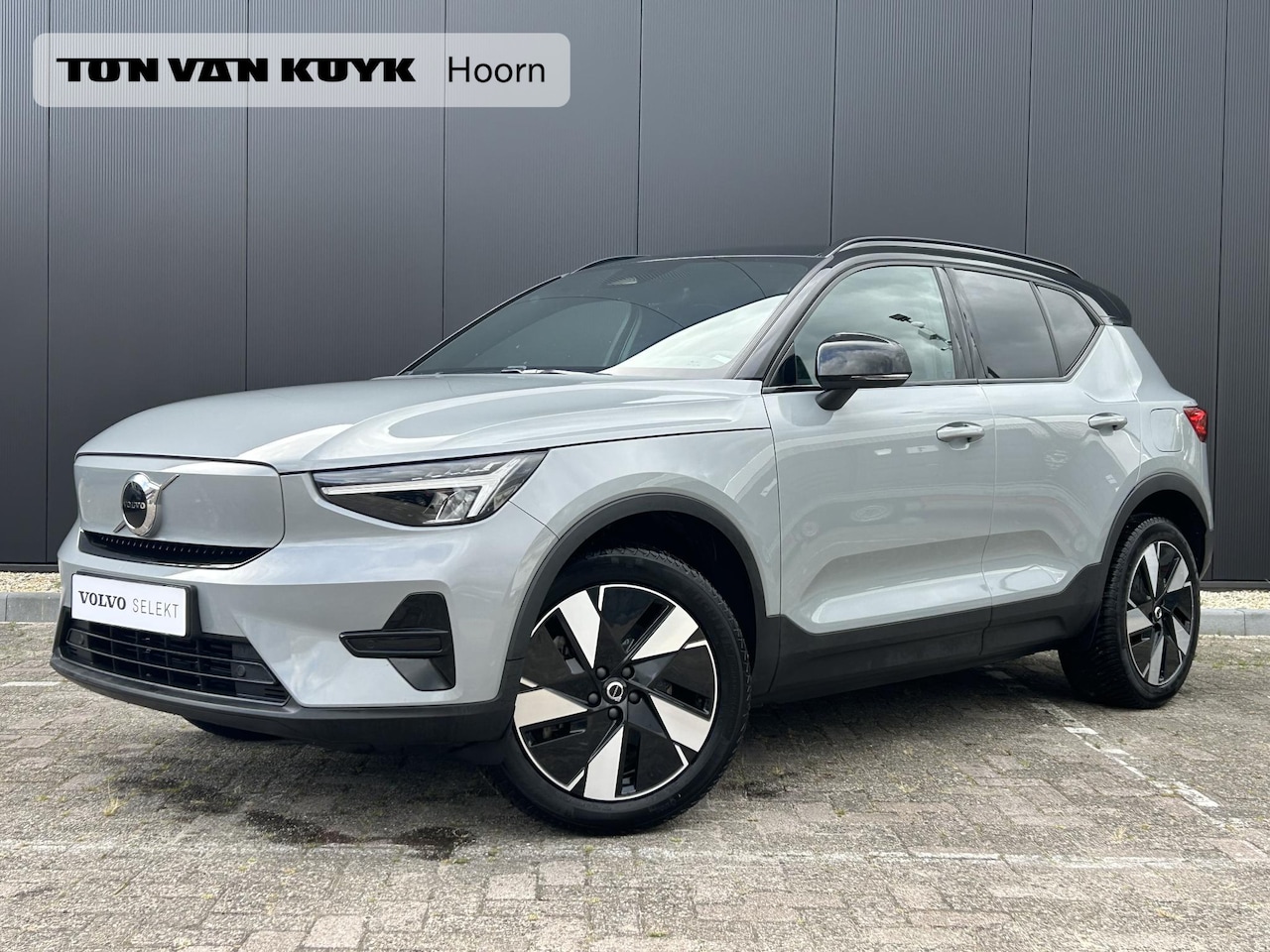 Volvo XC40 - Single Motor Extened Range Core 82 kWh Zwart dak / Extra getint glas / All season banden - AutoWereld.nl