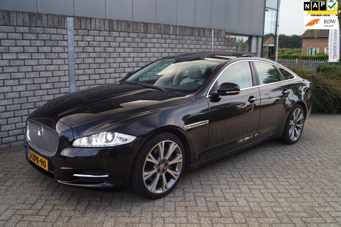 Jaguar XJ - 2.0 Premium Luxury Privilege Plus Edition Autom Panodak Luxe Leder Navi Camera Xenon Clima - AutoWereld.nl