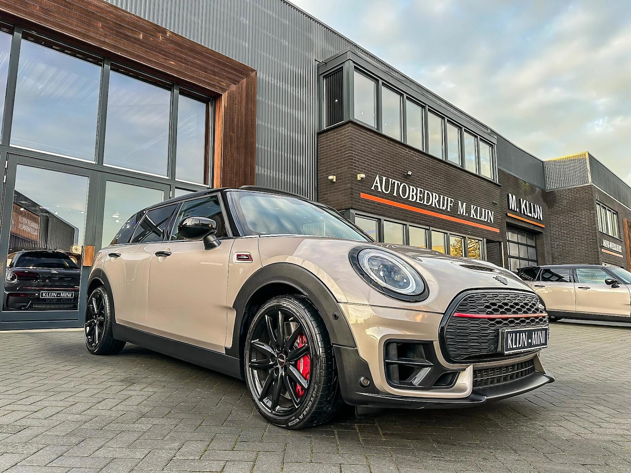 MINI Clubman - Mini 2.0 JCW ALL4 John Cooper Works F1 aut 306pk Rooftopgrey/pano/camera/bomvol - AutoWereld.nl