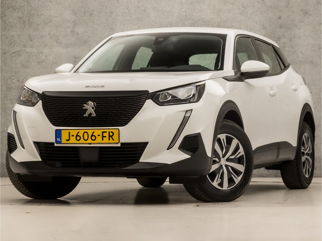 Peugeot 2008 - 1.2 PureTech Sport (APPLE CARPLAY, GROOT NAVI, LED KOPLAMPEN, SPORTSTOELEN, LANE ASSIST, C - AutoWereld.nl