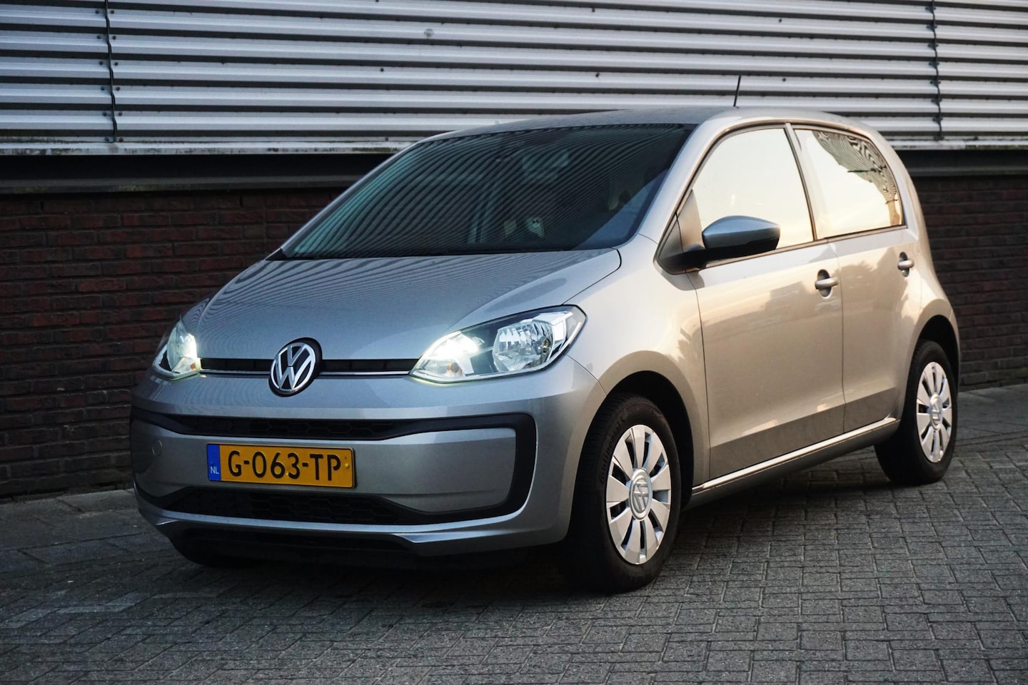 Volkswagen Up! - 1.0 move up!BlueMotion Executive/Dealeronderhouden /All-Seasonbanden. - AutoWereld.nl