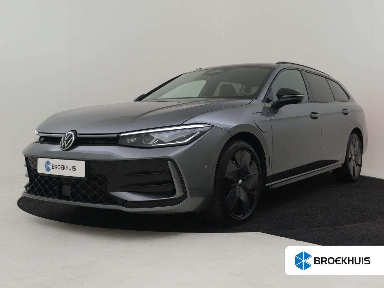 Volkswagen Passat Variant - 1.5 eHybrid R-Line Edition 272pk Trekhaak | Adaptief cruise control | Dodehoekdetectie | M - AutoWereld.nl