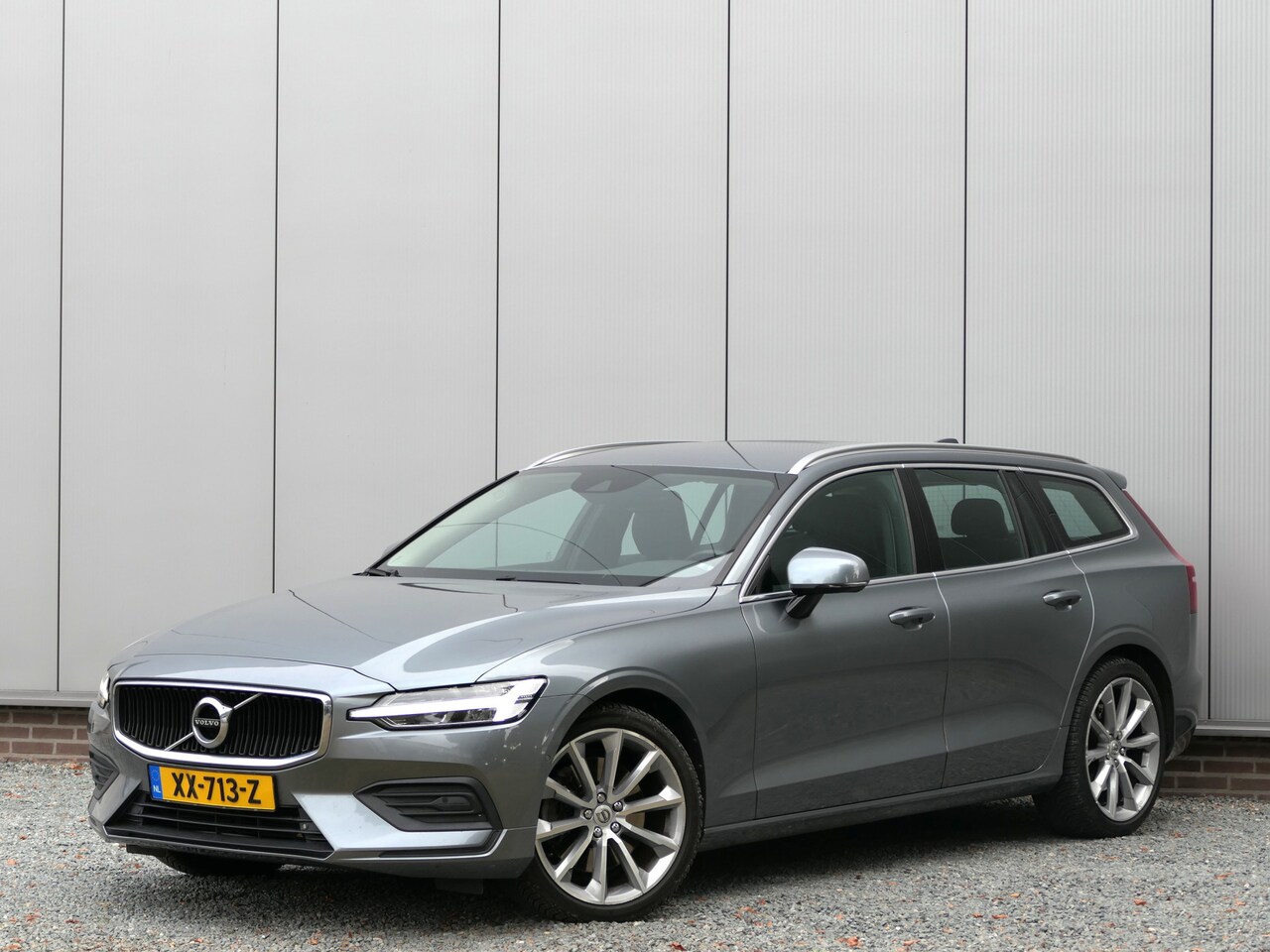 Volvo V60 - T5 Momentum 12 MND garantie Leer / Trekhaak / Navi / Stuurverwarming - AutoWereld.nl