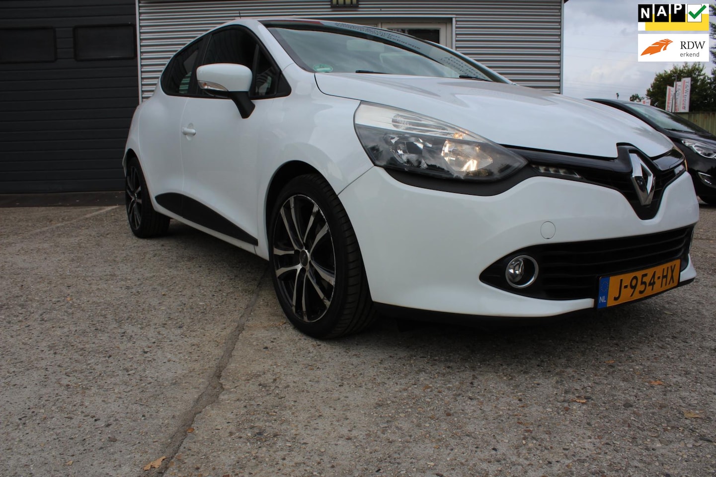 Renault Clio - 0.9 TCe ECO Collection 5-deurs, airco, nieuwe distributie-set, incl nieuwe apk en afleveri - AutoWereld.nl